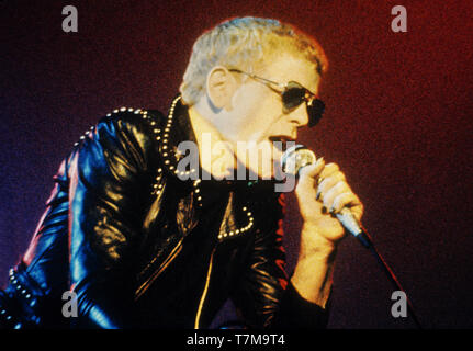 AMSTERDAM, Pays-Bas : Lou Reed il se produit sur la scène du théâtre Carré à Amsterdam, Pays-Bas, 1974 (photo de Gijsbert Hanekroot) Banque D'Images