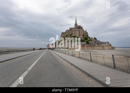 Les touristes sur le pont du Mont Saint Michel, Normandie, France Banque D'Images