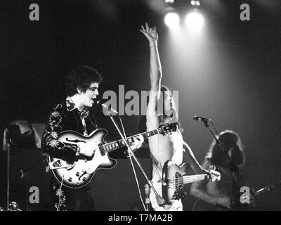 Amsterdam, Pays-Bas - 30 SEPTEMBRE : Lou Reed il se produit sur la scène du théâtre Carré à Amsterdam, Pays-Bas le 30 septembre 1972 (photo de Gijsbert Hanekroot) porte : Gijsbert Hanekroot Banque D'Images