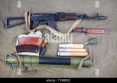 Kalashnikov AK 74 avec des munitions sur fond de toile Banque D'Images
