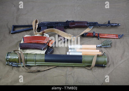 Kalashnikov AK 74 avec des munitions sur fond de toile Banque D'Images
