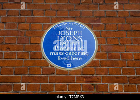 Londres, UK - 2 mai 2019 : Une blue plaque dans l'ouest de Londres, marquant l'emplacement où Sir Joseph Lyons a vécu. Banque D'Images