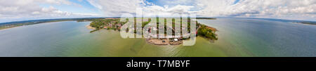 Vue aérienne panoramique ultra large de Marina Sniardwy à Nowe Guty village, Pologne Banque D'Images