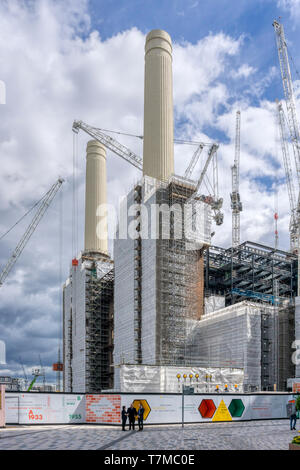 Grues à tour autour de l'emblématique cheminées de la Battersea Power Station fermée, maintenant un important développement de nouveau site. Banque D'Images