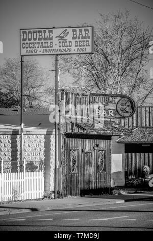 Double bar dans le village historique de Lone Pine Lone Pine - CA, Etats-Unis d'Amérique - le 29 mars 2019 Banque D'Images