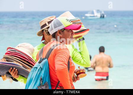 Plage locale marchands vendant leurs marchandises aux touristes dans la région de West Bay Roatan Honduras. Banque D'Images