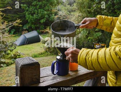 Préparer le café au camping au parc national Pumalin, Patagonie, Région de los Lagos, Chile Banque D'Images