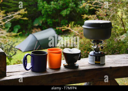 Préparer le café au camping au parc national Pumalin, Patagonie, Région de los Lagos, Chile Banque D'Images