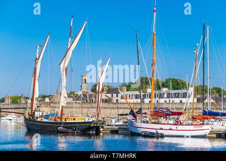 La France, Finistère, Concarneau, le port, Corentin, vieux gréement trois mâts et Popoff, ancien chalutier en bois Banque D'Images