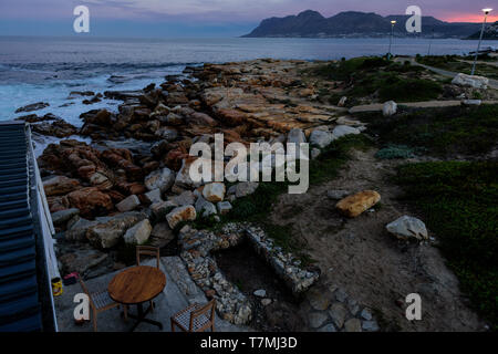 À la recherche de Kalk Bay port en direction de la pointe du Cap sur False Bay sur la péninsule du Cap en Afrique du Sud province Banque D'Images