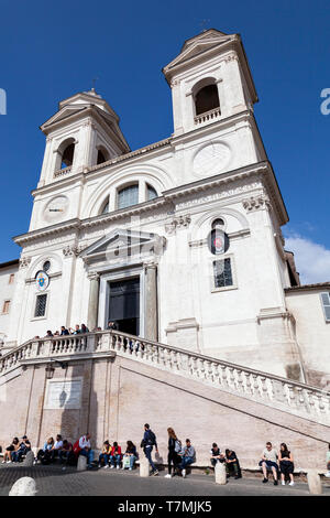 La Trinità dei Monti église qui domine la place d'Espagne, Rome,Italie. Banque D'Images