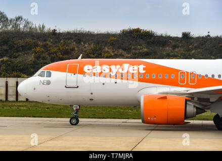 L'aéroport de London Gatwick, Angleterre - Avril 2019 : nouveaux Airbus A320 Neo avion exploité par Easyjet au sol pour décoller à l'aéroport de Gatwick. Banque D'Images