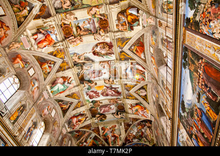 Plafond de la Chapelle Sixtine de murales, Cité du Vatican, Rome, Italie Banque D'Images