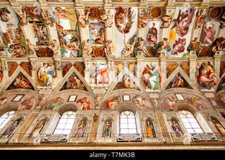 Plafond de la Chapelle Sixtine de murales, Cité du Vatican, Rome, Italie Banque D'Images