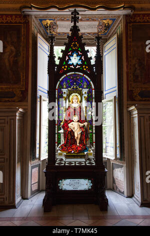 Vitraux d'art, Madonna Enthroned par Giuseppe Bertini dans un cadre néo-gothique, le Musée du Vatican, Cité du Vatican, Rome, Italie Banque D'Images