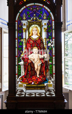 Vitraux d'art, Madonna Enthroned par Giuseppe Bertini dans un cadre néo-gothique, le Musée du Vatican, Cité du Vatican, Rome, Italie Banque D'Images