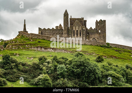 Le rocher de Cashel, ancien siège des rois d'Irlande, les couvées sur le paysage. Banque D'Images