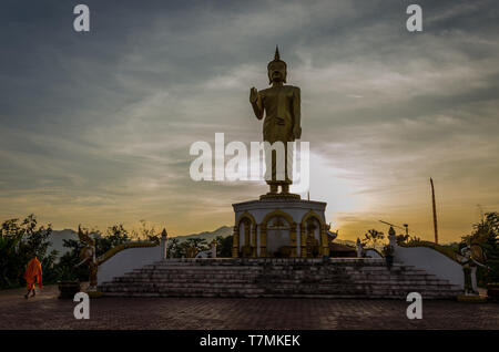 Un moine promenades dans son temple, d'Oudomxay en Laos Banque D'Images