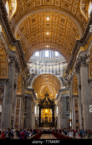 Intérieur de la Basilique Papale de Saint Pierre au Vatican, ou simplement la Basilique Saint Pierre, Rome, Italie Banque D'Images