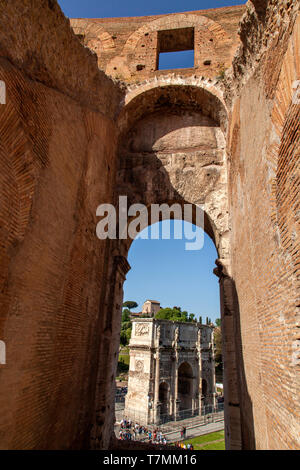 Arc de Constantin un arc de triomphe comme vu du Colisée Colisée ou également connu sous le nom de l'amphithéâtre Flavien, Rome, Italie Banque D'Images