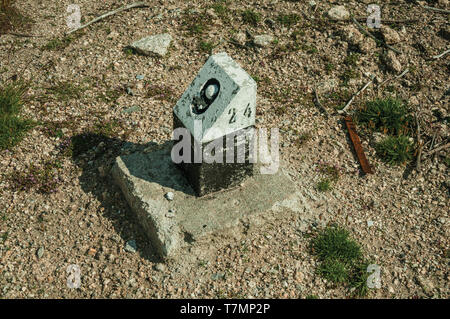 Étape importante faite de béton sur le sol avec du gravier, dans les montagnes de la Serra da Estrela. La plus haute chaîne de montagne au Portugal continental. Banque D'Images