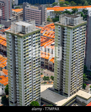 Des tours d'appartements à tours et toits en terre cuite de boutiques dans le quartier chinois de Singapour. Banque D'Images