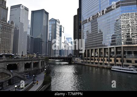 Vues le long de la rivière de Chicago le long du côté nord de la Chicago Loop, Midwest, USA Banque D'Images