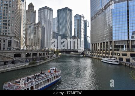 Vues le long de la rivière de Chicago le long du côté nord de la Chicago Loop, Midwest, USA Banque D'Images