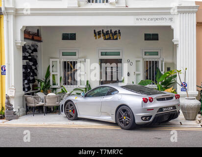 Ferrari argent garé en face d'un magasin à Singapour. Banque D'Images