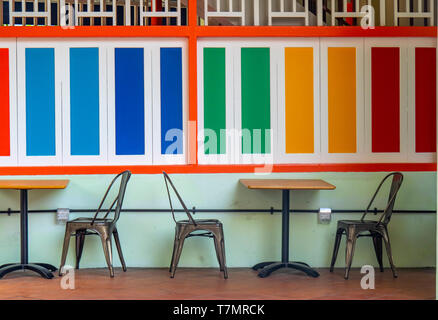 Tables et chaises pour manger en plein air au Café Haricots Mr Selegie Arts Centre Bras Basah Singapour. Banque D'Images