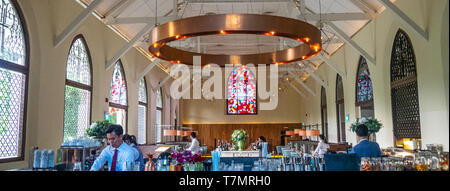 Barman de lapin blanc Restaurant dans une ancienne église à Dempsey Hill Singapour. Banque D'Images