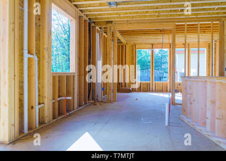 Maison à ossature bois, stick construit maison en construction avec charpente en bois, cadre de poutres et poteaux. Banque D'Images