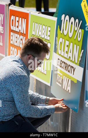 Seattle, Washington : un bénévole de la campagne se prépare pour Jay Inslee lors d'une célébration de l'énergie propre de l'État de Washington où le Gouverneur et futur candidat à l'élection présidentielle 2020 va signer la nation la plus forte au projet de loi sur l'énergie propre. Le projet de loi, présenté par le gouverneur en décembre, 100 p. comprend un projet de loi sur l'énergie propre, un premier-dans-le-nation nettoyer politique immobilière, une réduction des émissions de gaz à effet de serre, et d'incitations pour l'électrification des transports. Inslee a axé sa campagne présidentielle sur les changements climatiques et les questions environnementales. L'événement a eu lieu à la Rainier Vista voisin Banque D'Images