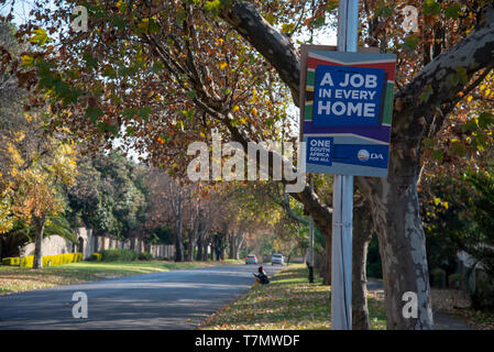 Johannesburg, Afrique du Sud, 7 mai 2019. DA une affiche électorale est vu dans Emmarentia à la veille d'élections nationales, le 8 mai. Credit : Eva-Lotta Jansson/Alamy Banque D'Images