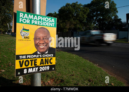 Johannesburg, Afrique du Sud, 7 mai 2019. Une affiche électorale de l'ANC avec le Président Cyril Ramaposhosa est vu dans Emmarentia à la veille d'élections nationales, le 8 mai. Credit : Eva-Lotta Jansson/Alamy Banque D'Images