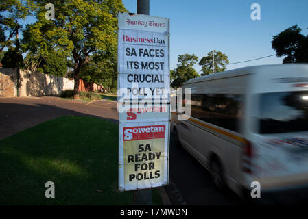 Johannesburg, Afrique du Sud, 7 mai 2019. Les annonces dans les journaux sont vus dans Emmarentia à la veille d'élections nationales, le 8 mai. Credit : Eva-Lotta Jansson/Alamy Banque D'Images