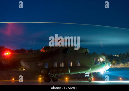 Force aérienne serbe mi-17 (code OTAN : HIP) hélicoptère polyvalent / de transport du 890e escadron la nuit Banque D'Images