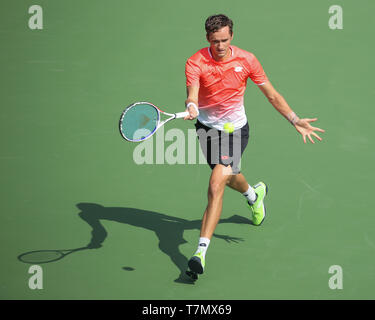 Le joueur de tennis russe Daniil Medvedev jouant forehand tourné au cours de Dubai Tennis Championships 2019, Dubaï, Émirats Arabes Unis Banque D'Images