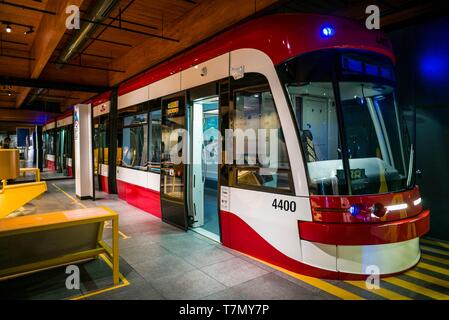 Canada, Québec, Estrie, Valcourt, Musée J. Armand Bombardier, musée consacré à l'inventeur de la motoneige moderne, voiture de tramway Bombardier Banque D'Images