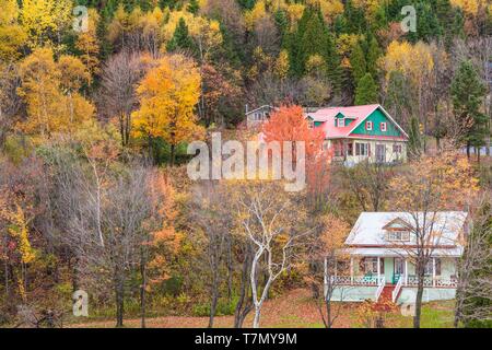 Canada, Québec, région du Saguenay-Lac Saint-Jean, Fjord du Saguenay, Ste-Rose-du-Nord, augmentation de la vue sur le village, l'automne Banque D'Images