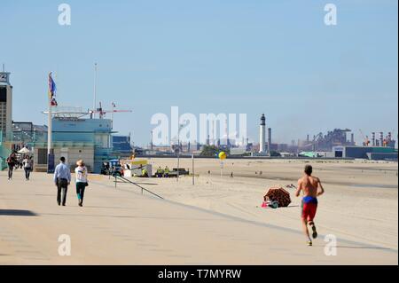 France, Nord, Dunkerque, Malo-les-Bains, Malo-les-Bains digue et la zone industrielle de Dunkerque en arrière-plan Banque D'Images