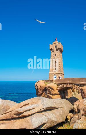 France, Cotes d'Armor, Côte de Granit rose, Perros-Guirec, sur le sentier des Douanes ou chemin de randonnée GR 34, à Ploumanac'h ou Moyenne Ruz lighthouse Banque D'Images