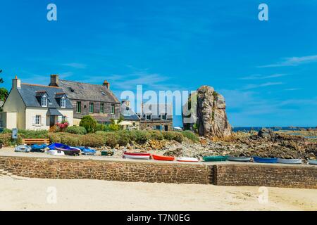 France, Cotes d'Armor, Plougrescant, Pors Hir beach sur le chemin de randonnée GR 34 Banque D'Images