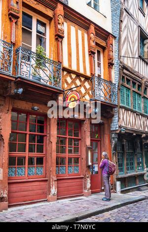 France, Ille-et-Vilaine, Rennes, Capítulo street 20, maison à colombages avec bustes polychromes sculptées du 16ème siècle Banque D'Images