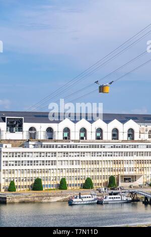 La France, Finistère, Brest, téléphérique urbain entre les deux rives de la rivière Penfeld relie les quartiers de Siam et Capucins, quartier Capucins dans l'arrière-plan Banque D'Images