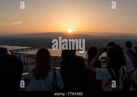 Osaka, Japon - 09/06/2018 : les jeunes filles à la recherche et à photographier le coucher du soleil en haut de gratte-ciel Umeda à Osaka Banque D'Images