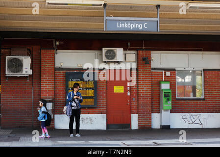 Linkoping, Suède - août 21, 2017 : un adulte et un enfant en attente d'un train à la gare centrale de Linköping. Banque D'Images