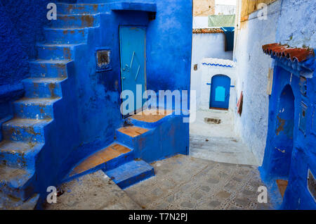 Chefchaouen, Maroc : Bleu-lavé ruelle de la médina, vieille ville. Banque D'Images