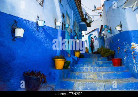 Chefchaouen, Maroc : Pots à un bleu-lavé raide ruelle de la médina, vieille ville. Banque D'Images