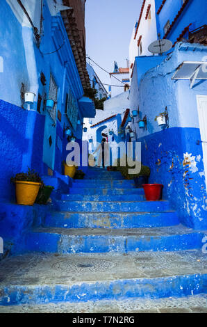 Chefchaouen, Maroc : Pots à un bleu-lavé raide ruelle de la médina, vieille ville. Banque D'Images